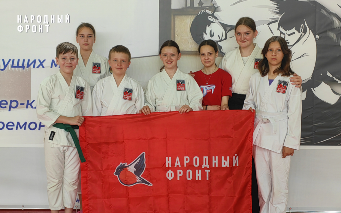 Подростки проекта "Тренер" из Краснодара пообщались со Стивеном Сигалом