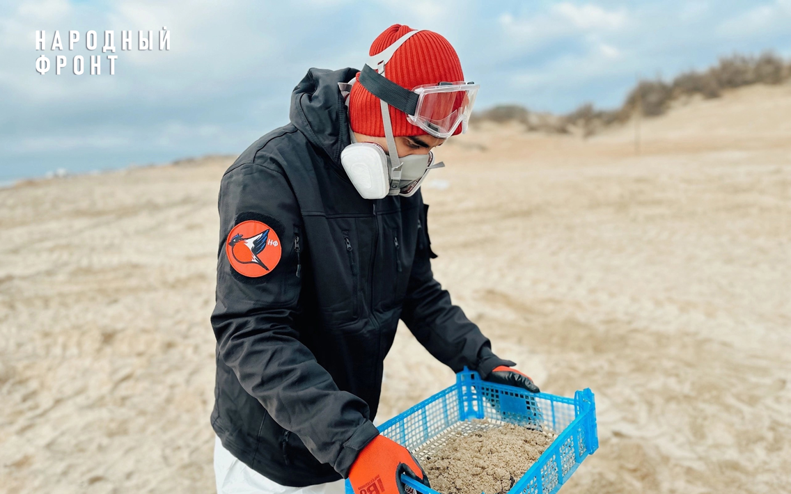 Народный фронт рассказал о волонтёрах, которые помогают в ликвидации последствий разлива мазута в Чёрном море 