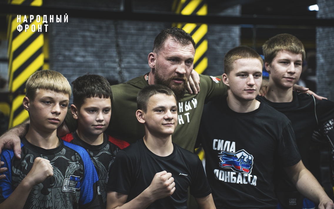 Боксёр Дмитрий Кудряшов провёл мастер-классы для молодёжи ЛНР и ДНР