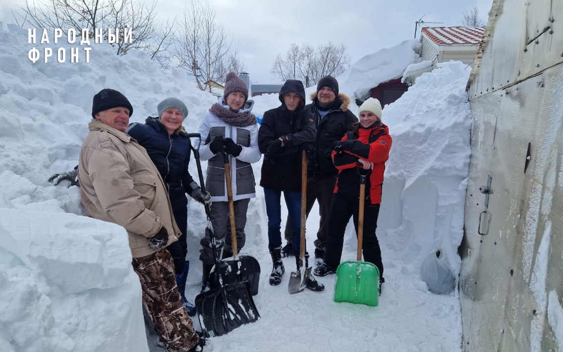 Волонтёры молодёжного крыла Народного фронта помогают сахалинцам, оказавшимся в снежном плену 
