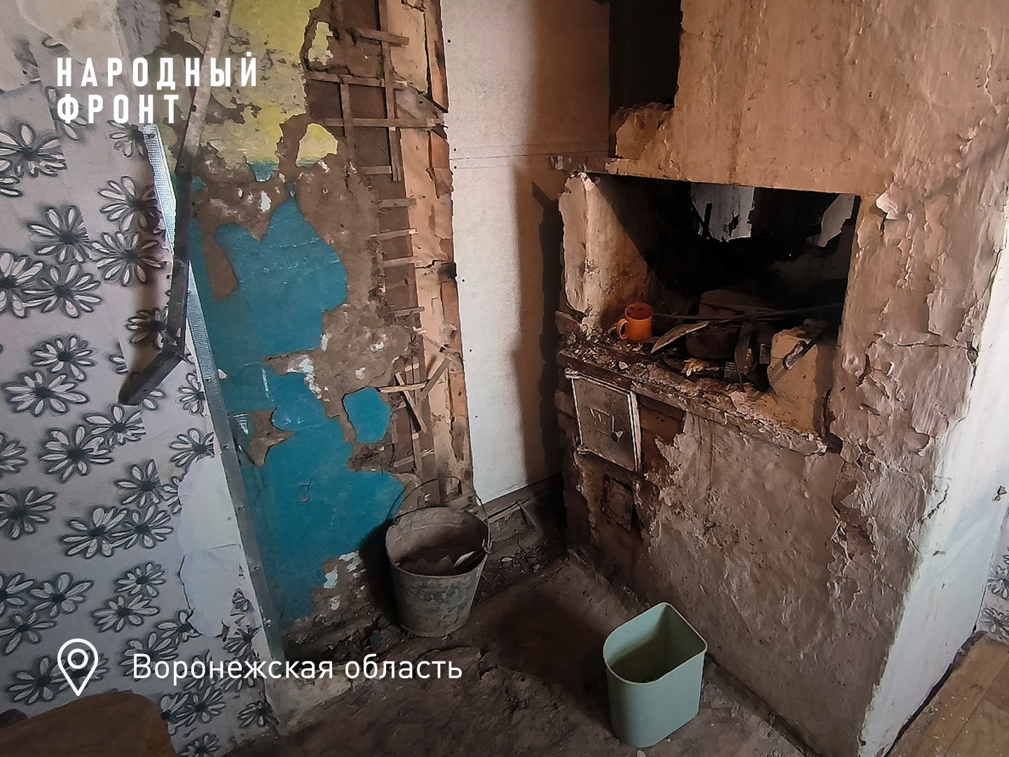 В Воронежской области люди не могут добиться расселения столетней развалюхи
