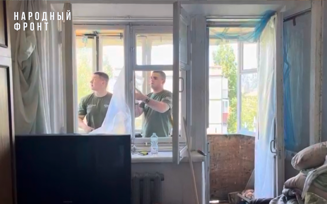 Народный фронт помогает восстанавливать порядок в домах азовчан после удара беспилотника