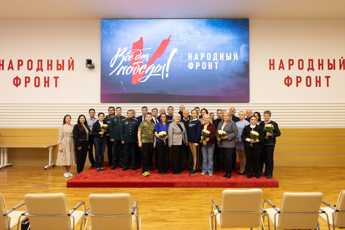 Народный фронт наградил тех, кто регулярно помогает бойцам на передовой