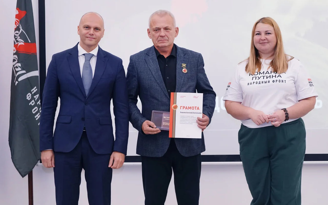 Герои тылового фронта: в Калининграде вручили нагрудные знаки "Народный фронт. Всё для Победы!"