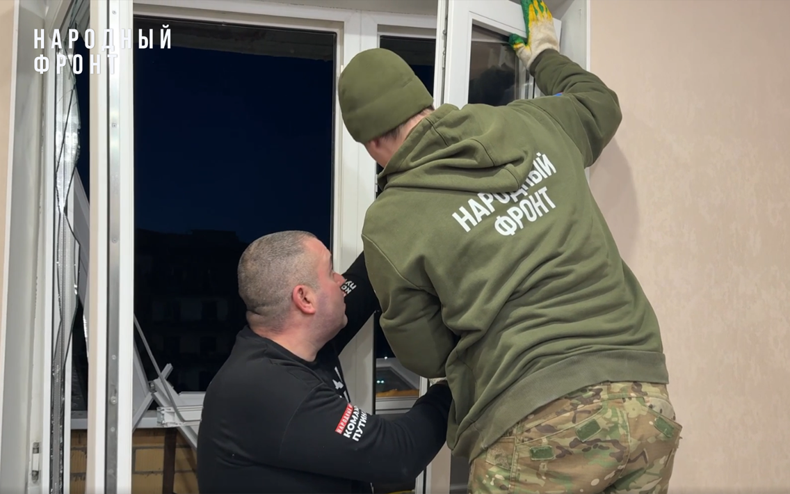 Молодёжка Народного фронта помогла закрыть тепловой контур в пострадавших от атаки домах в Новой Адыгее