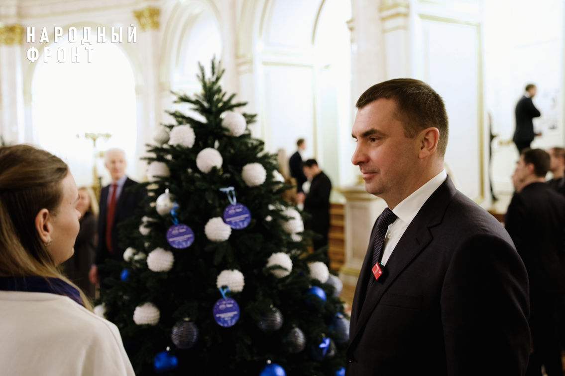 Михаил Кузнецов принял участие в акции  “Ёлка желаний” и передал подарки детям на новых территориях