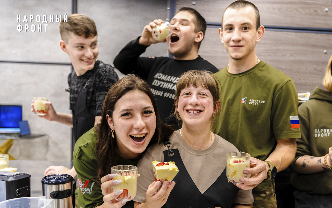 В Горловке Молодёжка Народного фронта организовала кондитерский мастер-класс для детей с инвалидностью