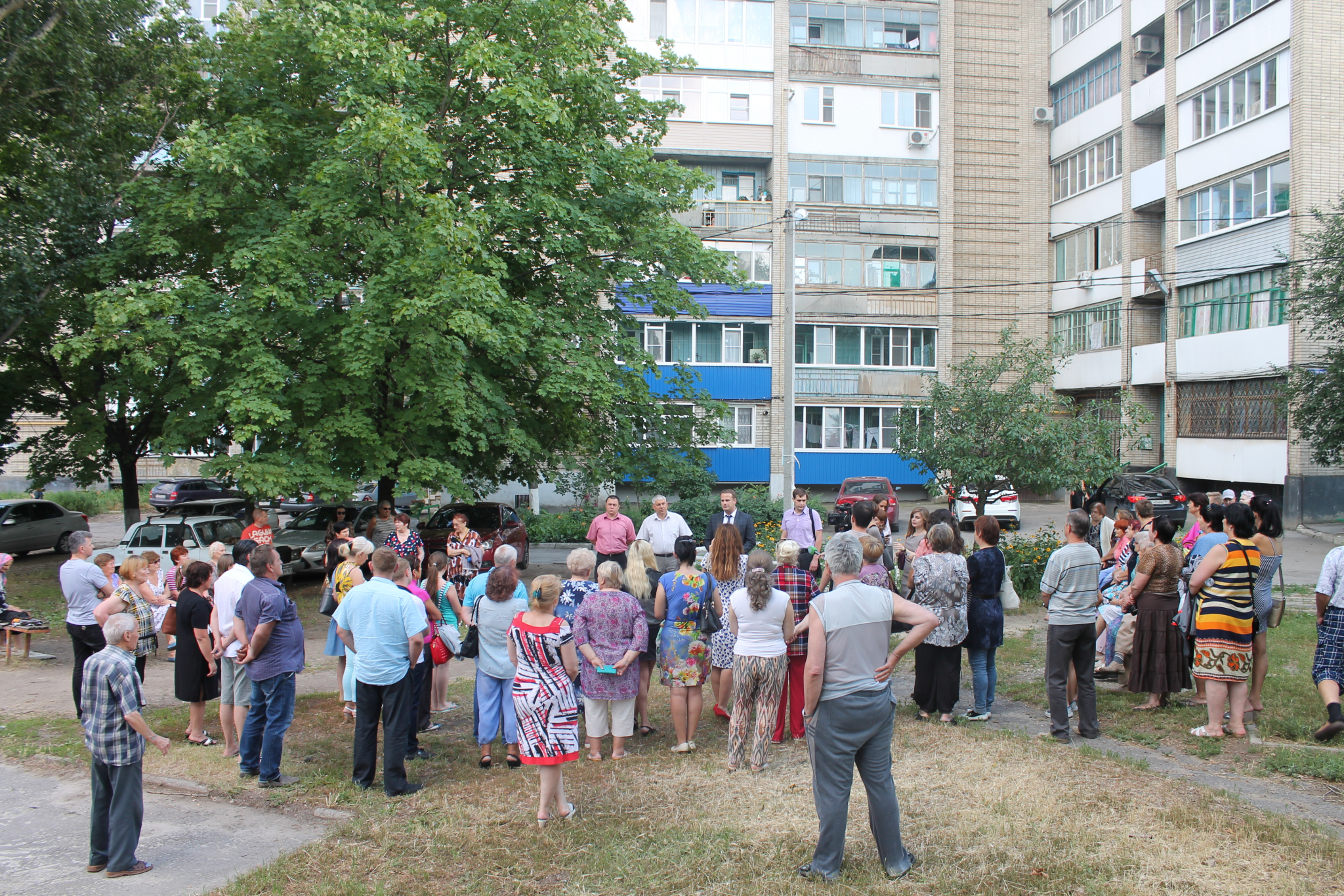 Город среда ростов на дону. Жители города Шахты. Парк г Шахты. Город Шахты многоэтажки. Шахты фото в парке вчера.