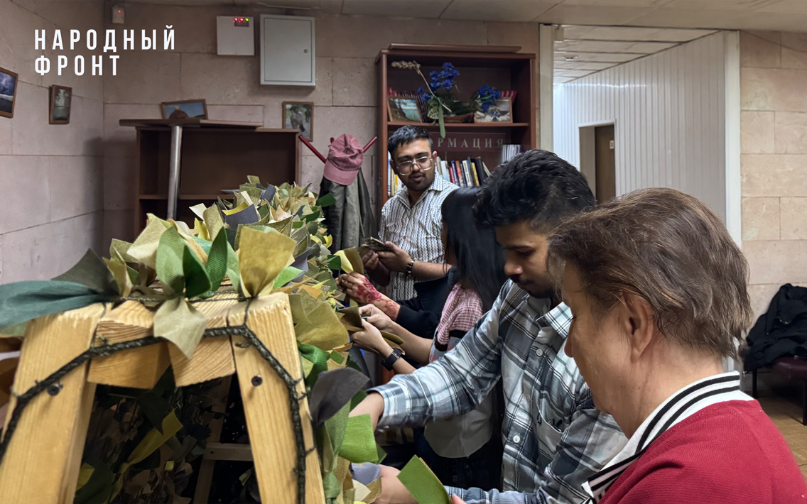 Студенты из Индии присоединились к плетению маскировочных сетей в Ярославле