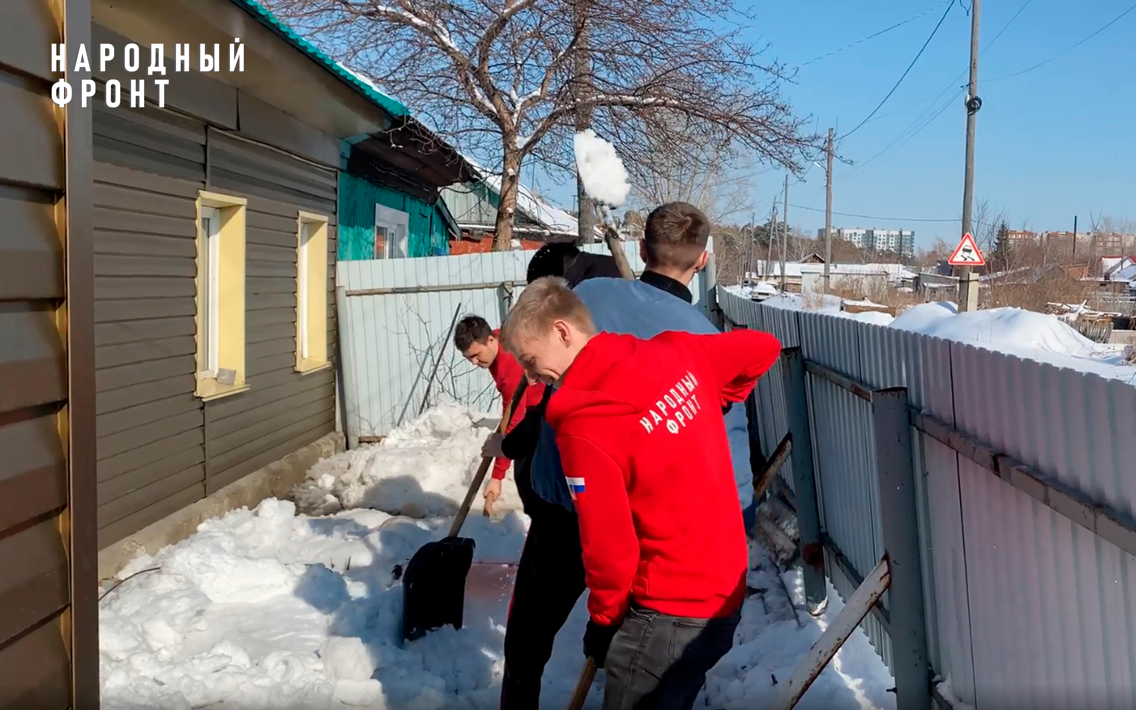 Волонтёры помогли бабушке погибшего бойца из Барнаула сохранить дом от подтопления