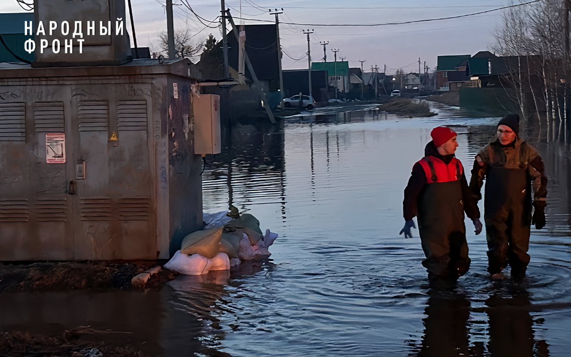 Волонтёры Иркутска помогают бороться с последствиями паводка в селе Хомутово