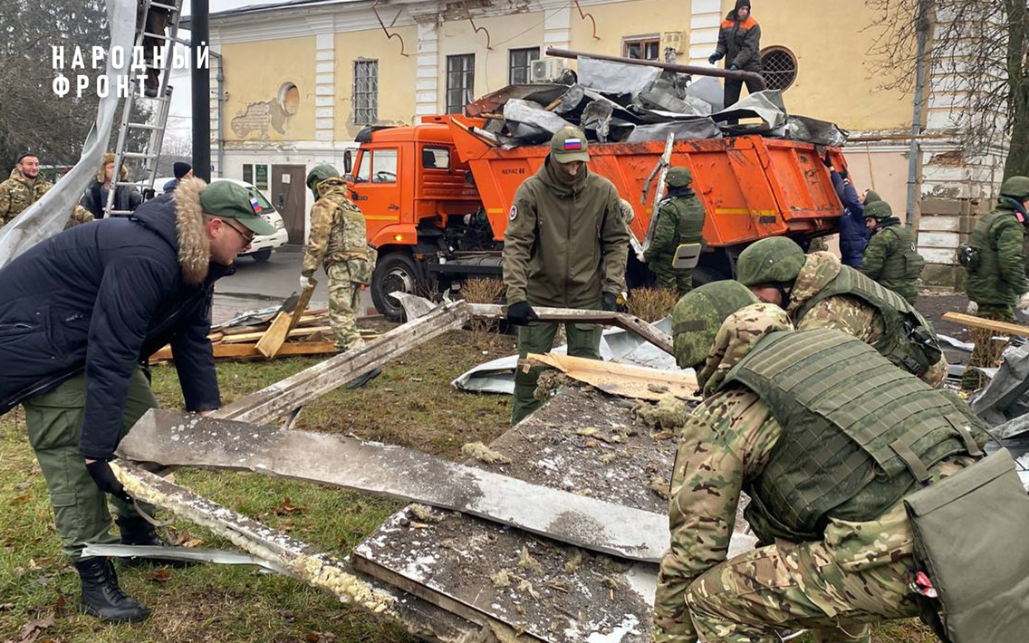 Молодёжка Народного фронта помогает ликвидировать последствия ракетного удара ВСУ по Рыльску