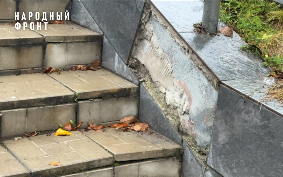Пятый год тянется печальная одиссея пешеходного спуска с автомобильного моста в Великом Новгороде