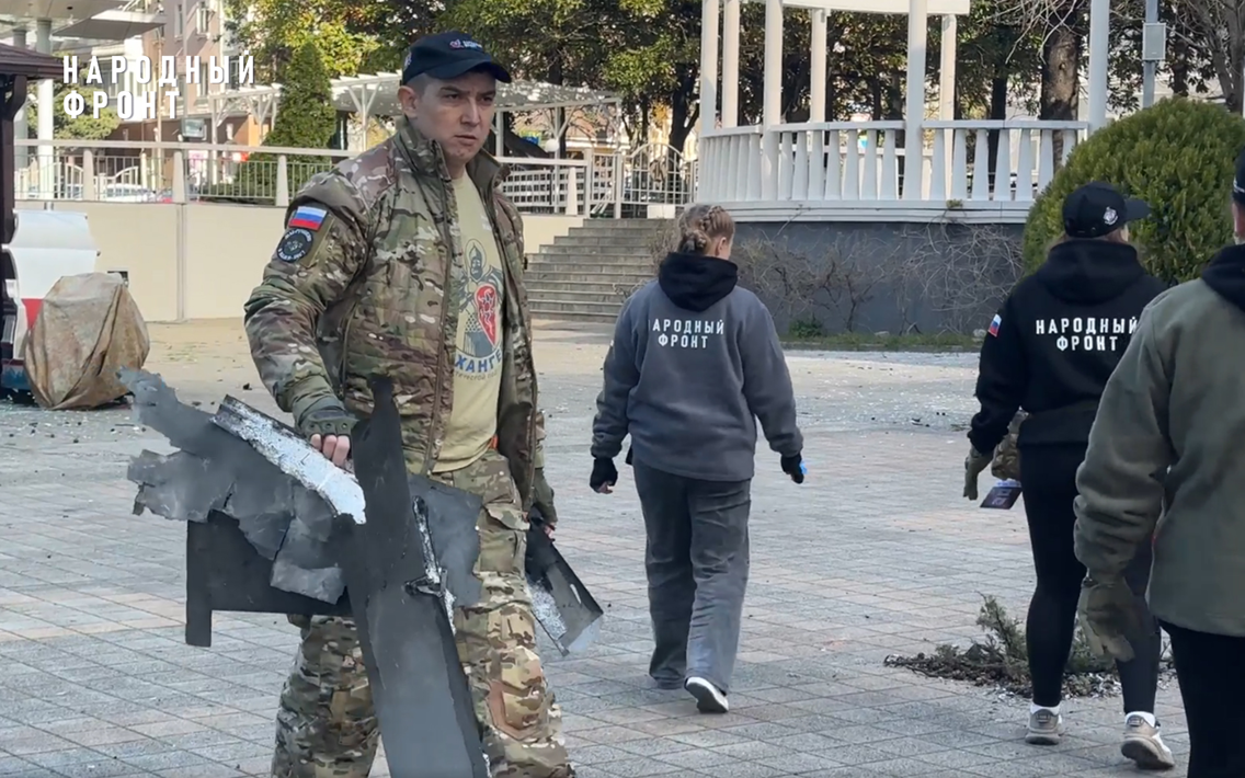 Представители Молодёжки Народного фронта из 24 регионов, приехавшие на обучение в Туапсе, оказали помощь людям, пострадавшим от атаки ВСУ