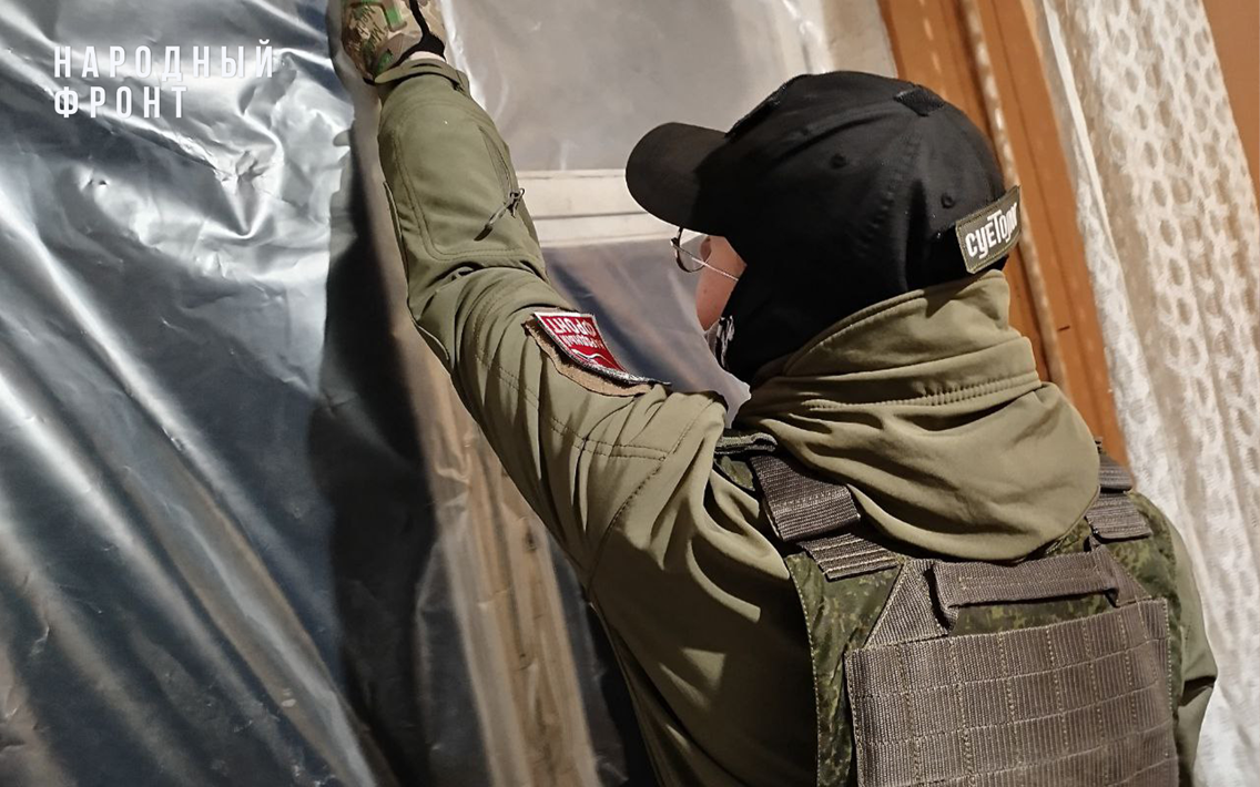 Молодёжка Народного фронта оперативно помогла жителям Донецка, чьи квартиры пострадали от детонации снаряда ВСУ