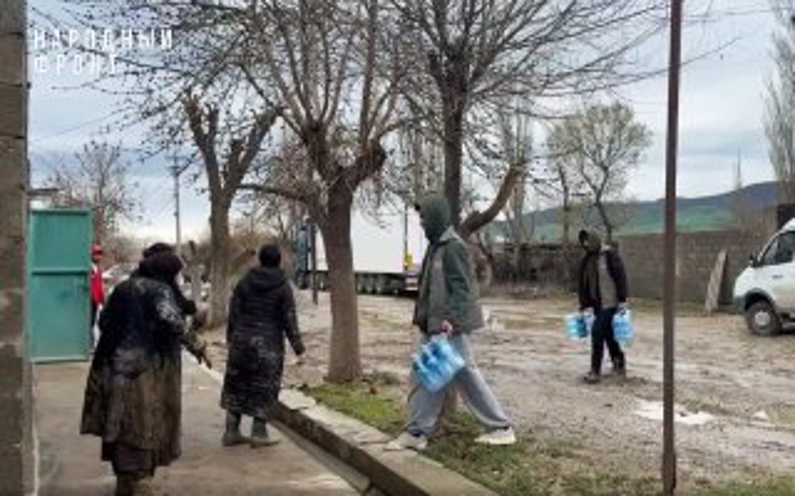 Молодёжка Народного фронта помогает обеспечивать питьевой водой жителей и учреждения Дагестана