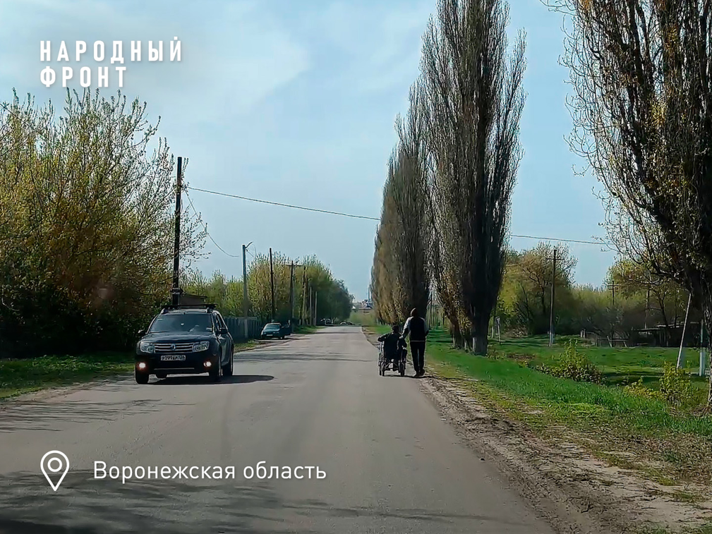 Гибнут под колёсами: в воронежском Эртиле жители двух крупных улиц несколько лет не могут добиться обустройства тротуаров