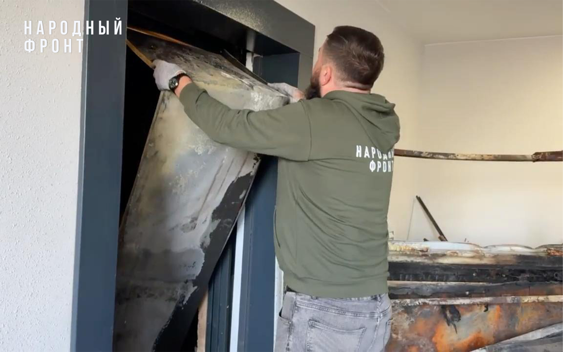 Молодёжка Народного фронта помогла многодетной семье в Новороссийске расчистить квартиру, сгоревшую после атаки БПЛА