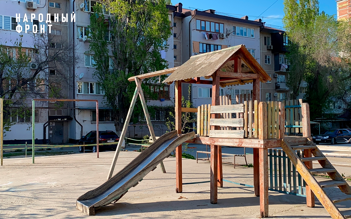 Жители Махачкалы просят власти обезопасить детскую площадку во дворе