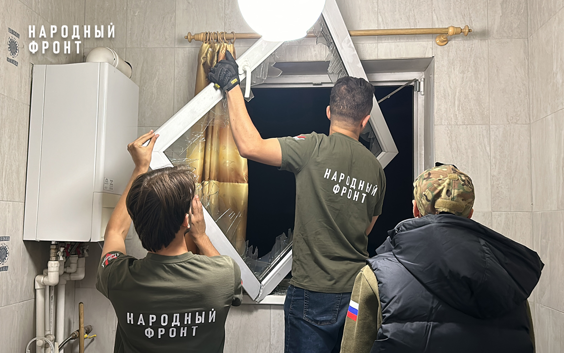 Волонтёры Народного фронта помогли жителям пострадавших домов Белгорода закрыть тепловой контур 