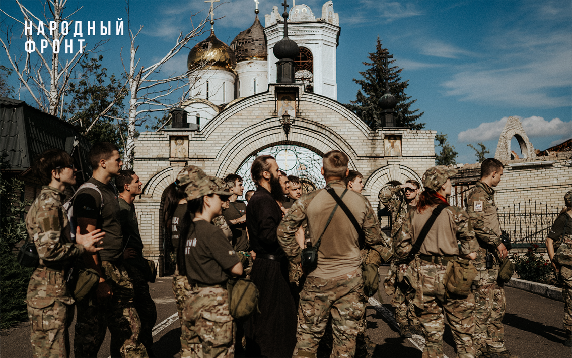 Волонтёры Народного фронта в рамках гуманитарной миссии помогают восстанавливать храмы и эвакуировать мирных жителей в ДНР 