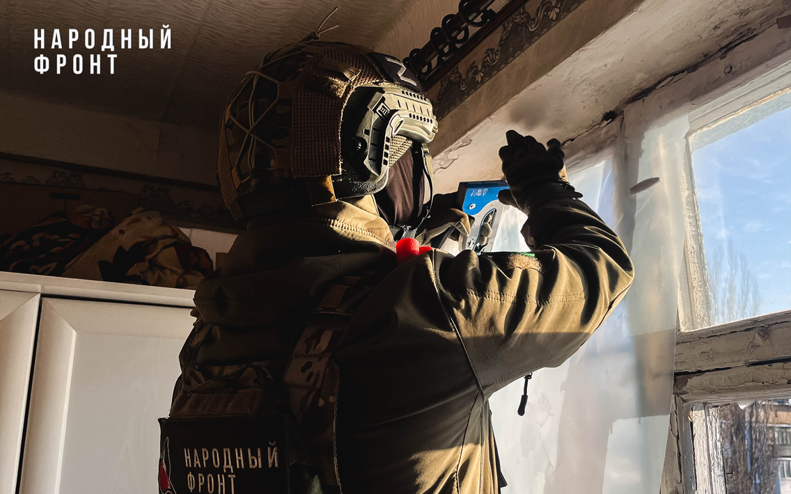 В Дебальцево волонтёры Молодёжки Народного фронта устраняют последствия ночного обстрела