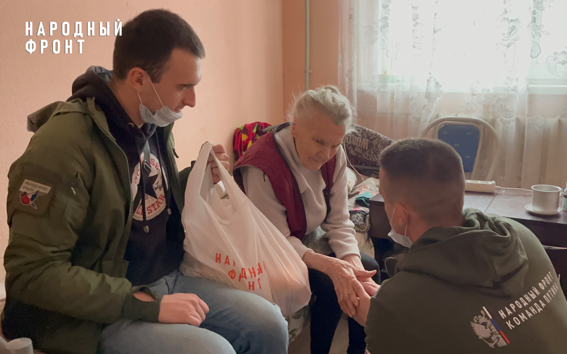 Молодёжка Народного фронта навестила ветерана блокадного Ленинграда в ДНР