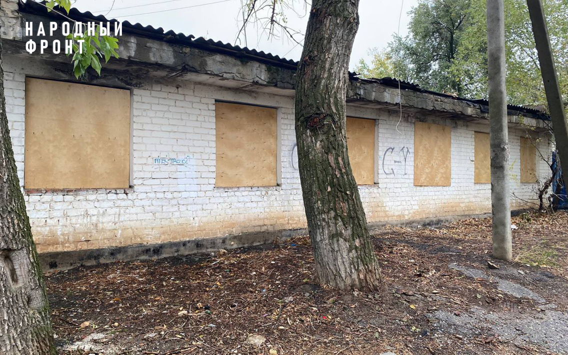 В Элисте ограничили доступ к опасному заброшенному зданию в центре города