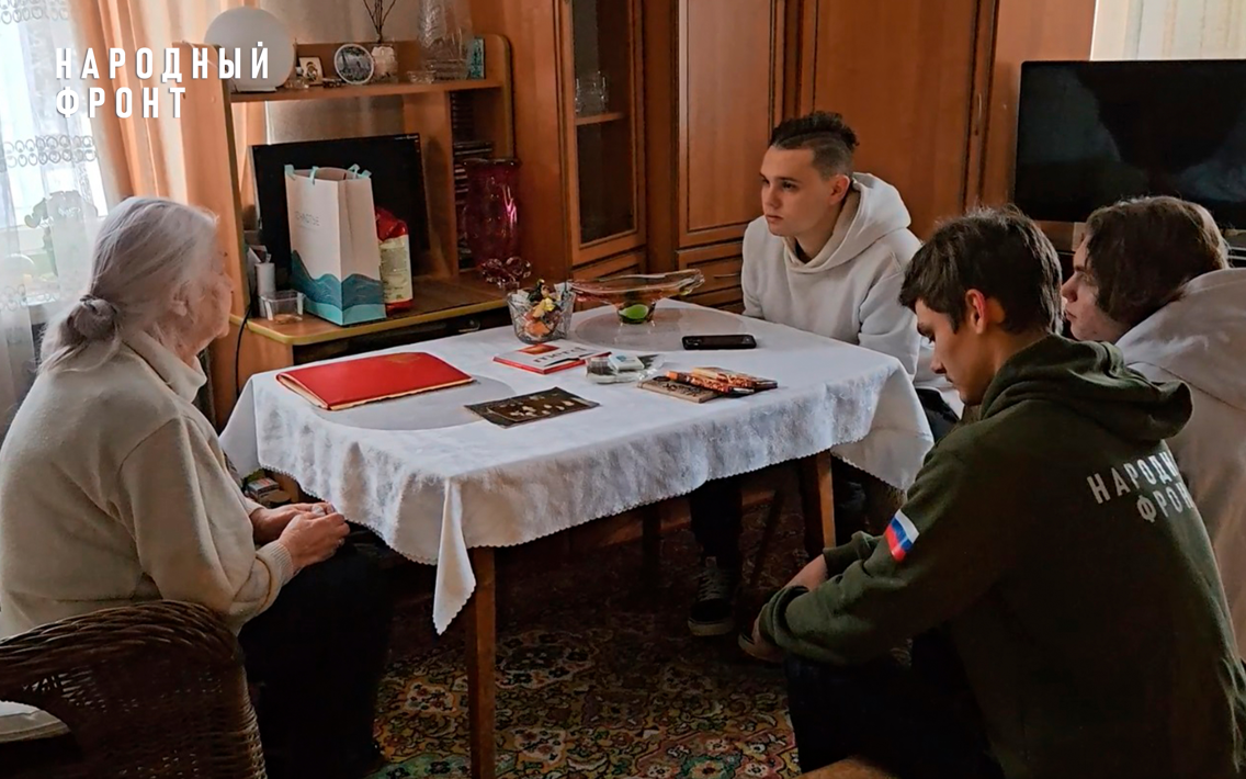 Волонтёры молодёжного крыла Народного фронта навещают героев блокадного Ленинграда и проводят памятные мероприятия 