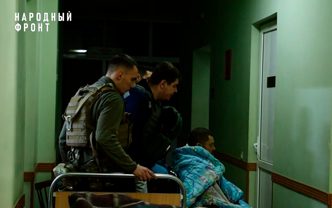 Волонтёры молодёжного крыла Народного фронта устраняют последствия обстрела городской больницы в Донецке 