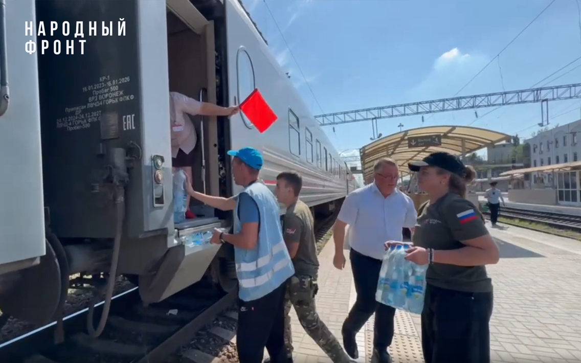 Народный фронт оказывает помощь пассажирам задержанных поездов на станции Краснодар-1