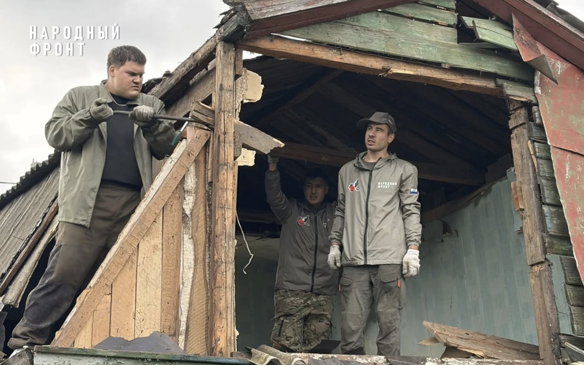 Молодёжка Народного фронта за два дня демонтировала дом на участке семьи бойца СВО