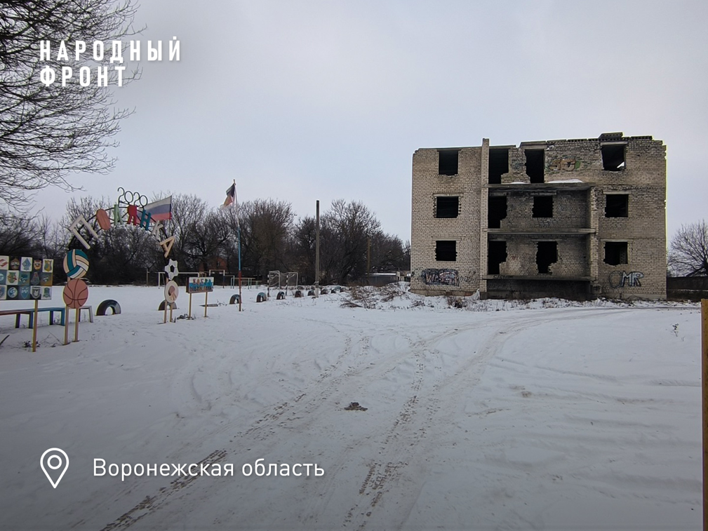 Опасное соседство: в посёлке Панино Воронежской области недостроенная трёхэтажка стоит в нескольких метрах от спортплощадки