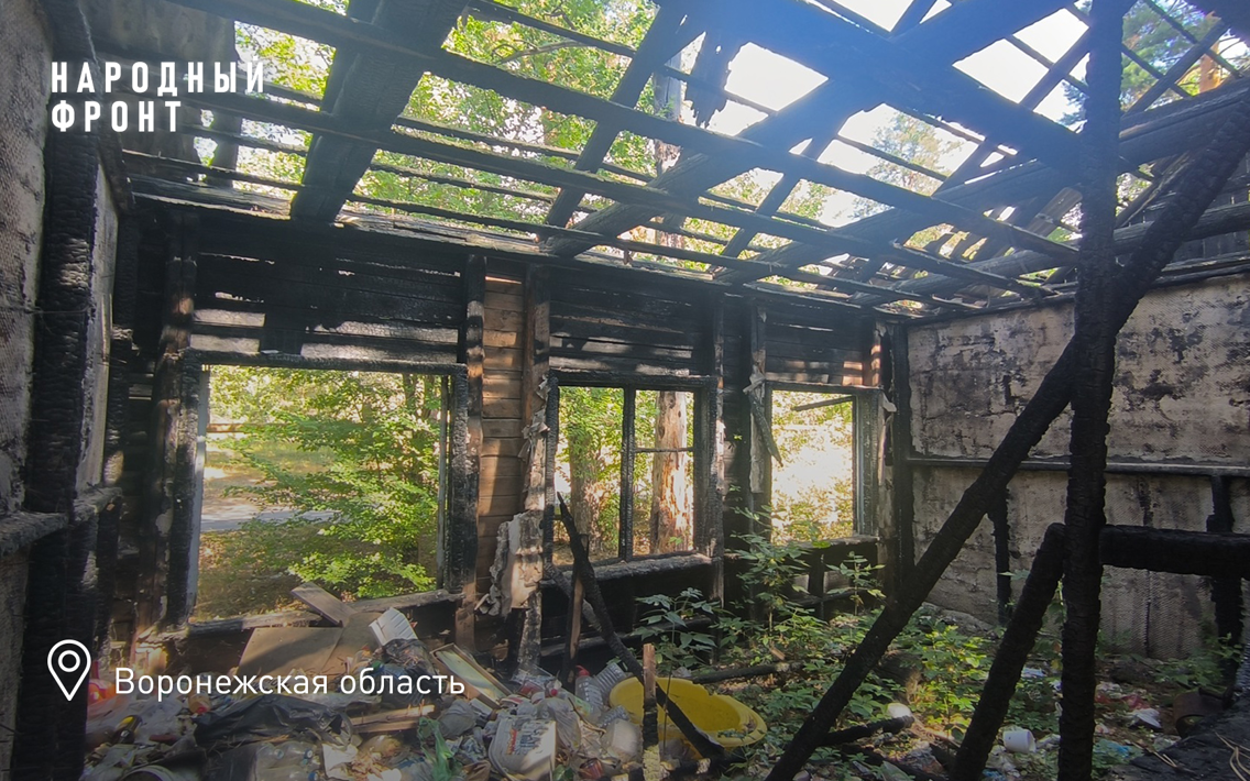 Пожары, бомжи, наркоманы: жители воронежского микрорайона Сомово стали заложниками заброшенного лагеря