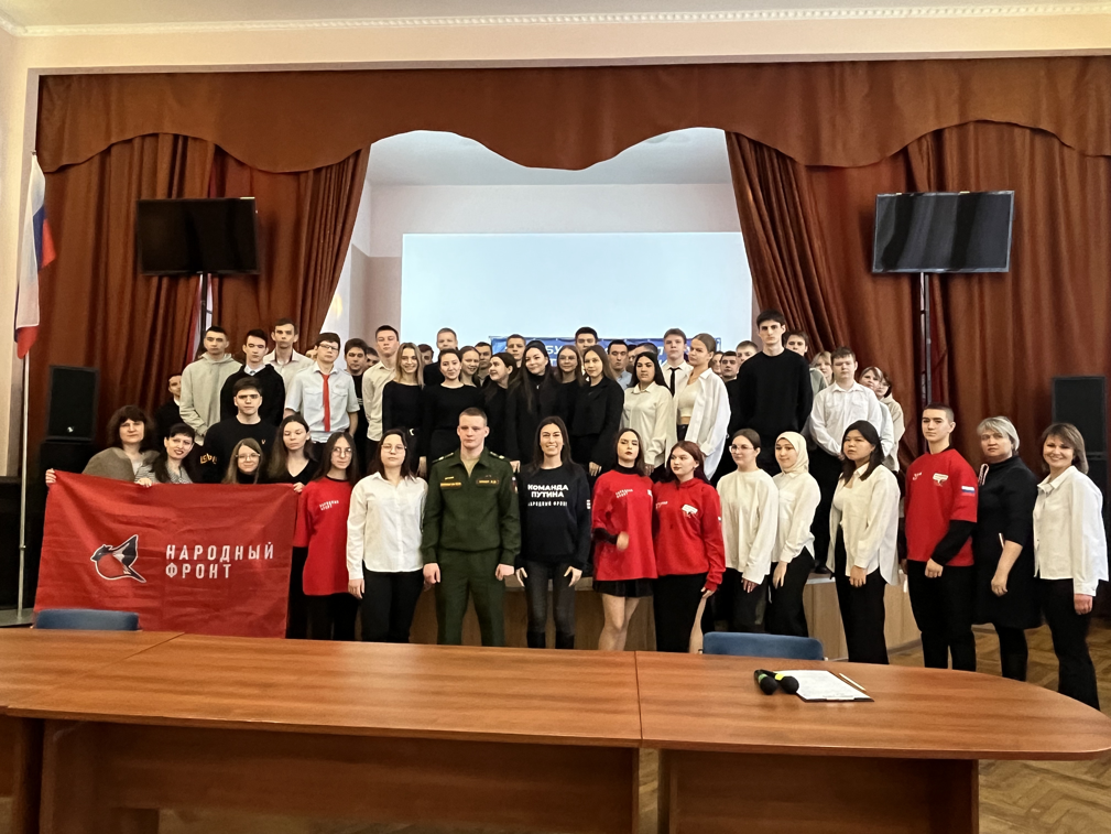 Активисты молодёжного крыла Народного фронта поздравили с праздником участников СВО