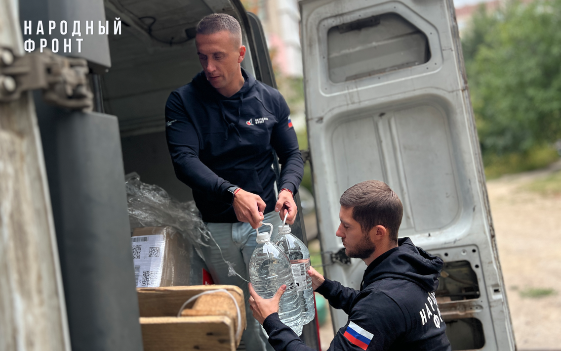 Волонтёры Народного фронта продолжают помогать жителям ДНР в снабжении водой