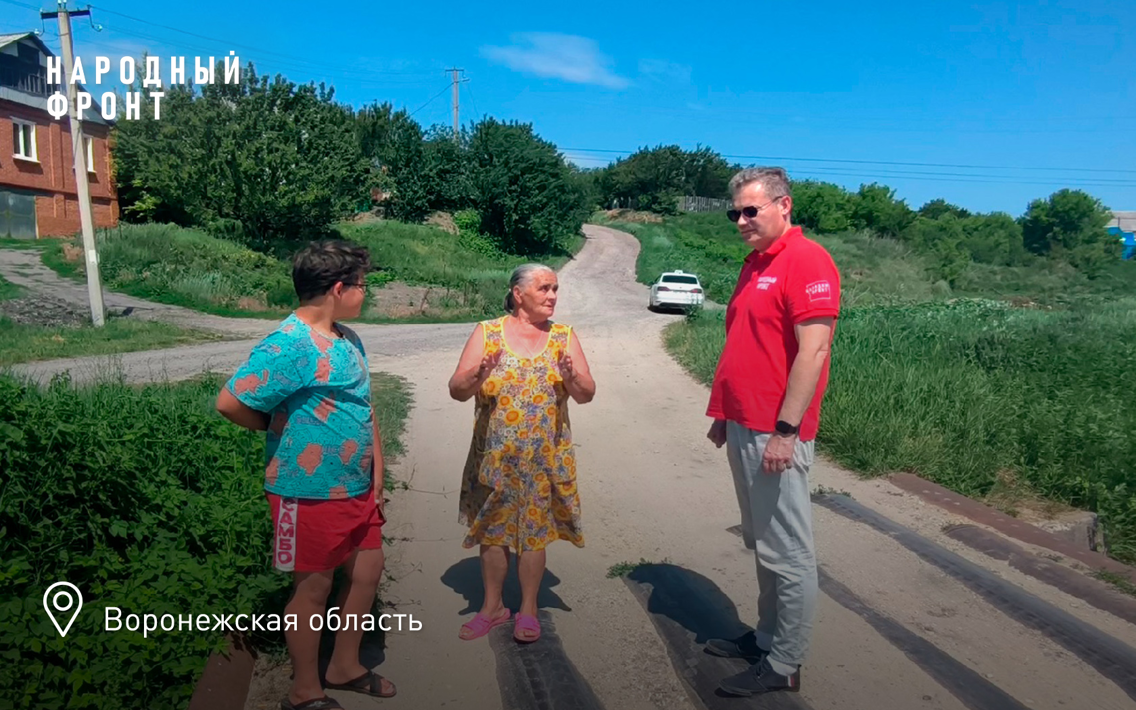 В Воронежской области люди сами чистят забитую ливнёвку, чтобы окончательно не утонуть