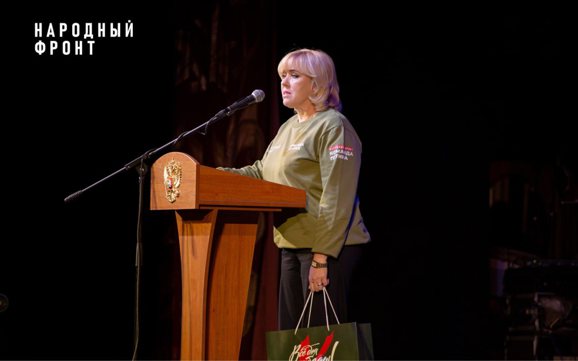 Анна Лебедева, сотрудница обособленного подразделения налоговой службы в Рудне, получила наградной знак "Народный фронт. Всё для Победы!"