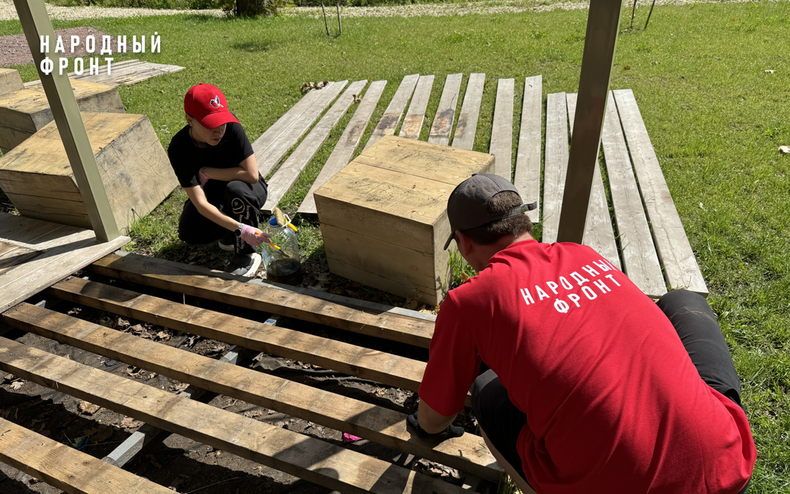 Волонтёры "Молодёжки" Народного фронта привели в порядок "Китайский сад" в посёлке Ропша