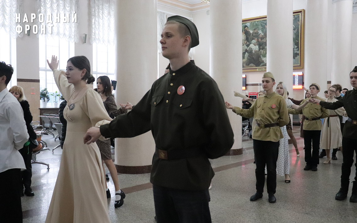 Жители России станцевали "Случайный вальс" в честь годовщины победы в Сталинградской битве