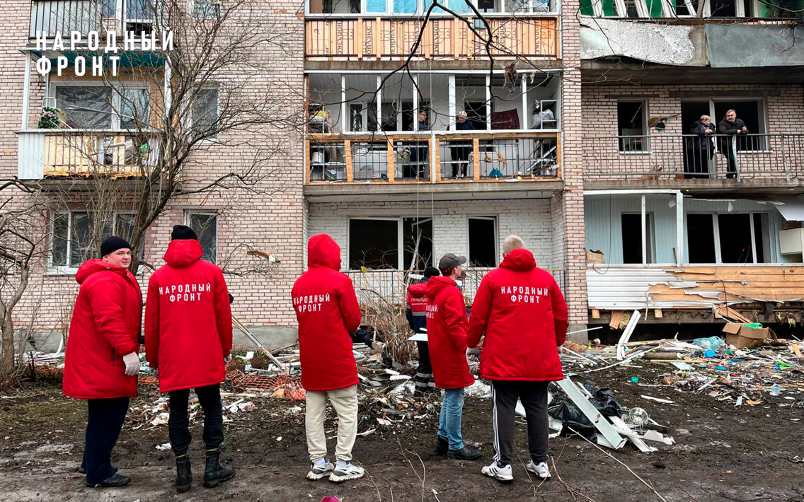 Волонтеры молодёжного крыла Народного фронта помогли ликвидировать последствия падения беспилотника в Санкт-Петербурге  