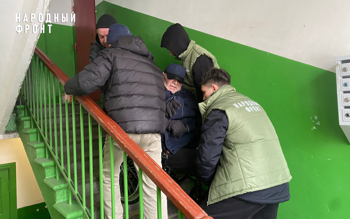 Волонтёры Молодёжного крыла Народного фронта помогли маломобильным родителям участника СВО 