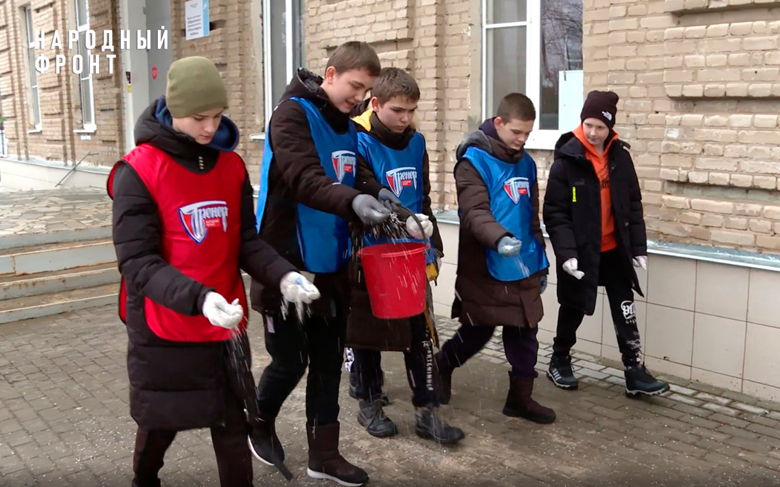 Волонтеры Молодёжки Народного фронта помогают коммунальщикам Воронежа справиться с последствиями ледяного дождя 