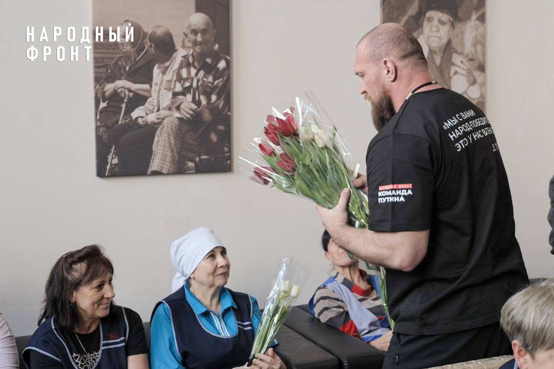 Активисты Народного фронта поздравили с 8 Марта подопечных богадельни в ЛНР
