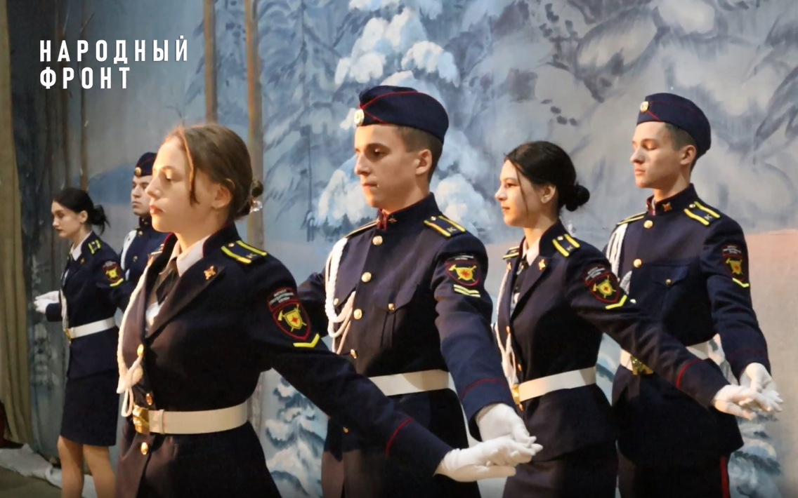 В день победы в Сталинградской битве в 30 регионах страны "Молодёжка" Народного фронта проводит всероссийскую акцию "Случайный вальс" 