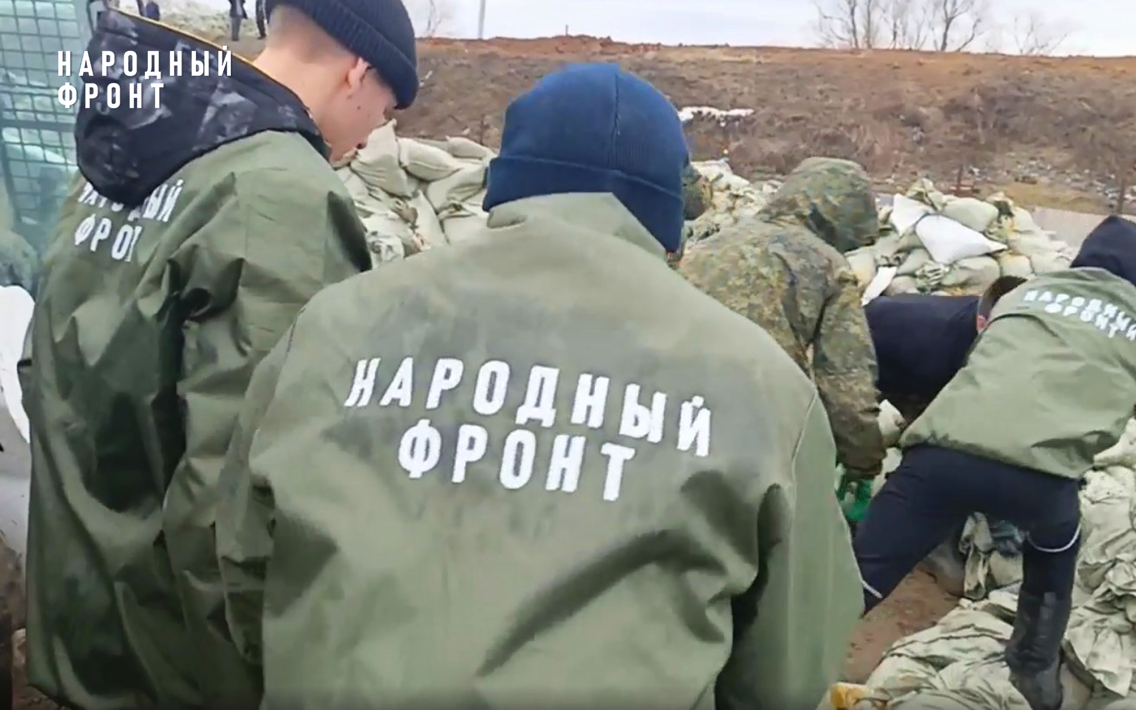 Молодёжное крыло Народного фронта помогает возводить дамбы жителям Тюменской области