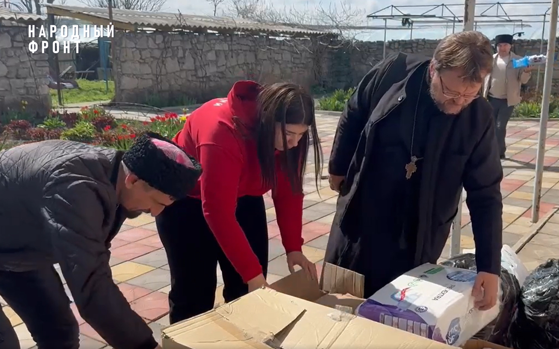 Молодёжка Народного фронта доставила гуманитарную помощь в храм прифронтовой зоны