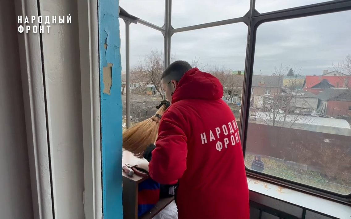 Волонтеры молодёжного крыла Народного фронта помогают жителям Белгорода устранять последствия ракетной атаки со стороны ВСУ