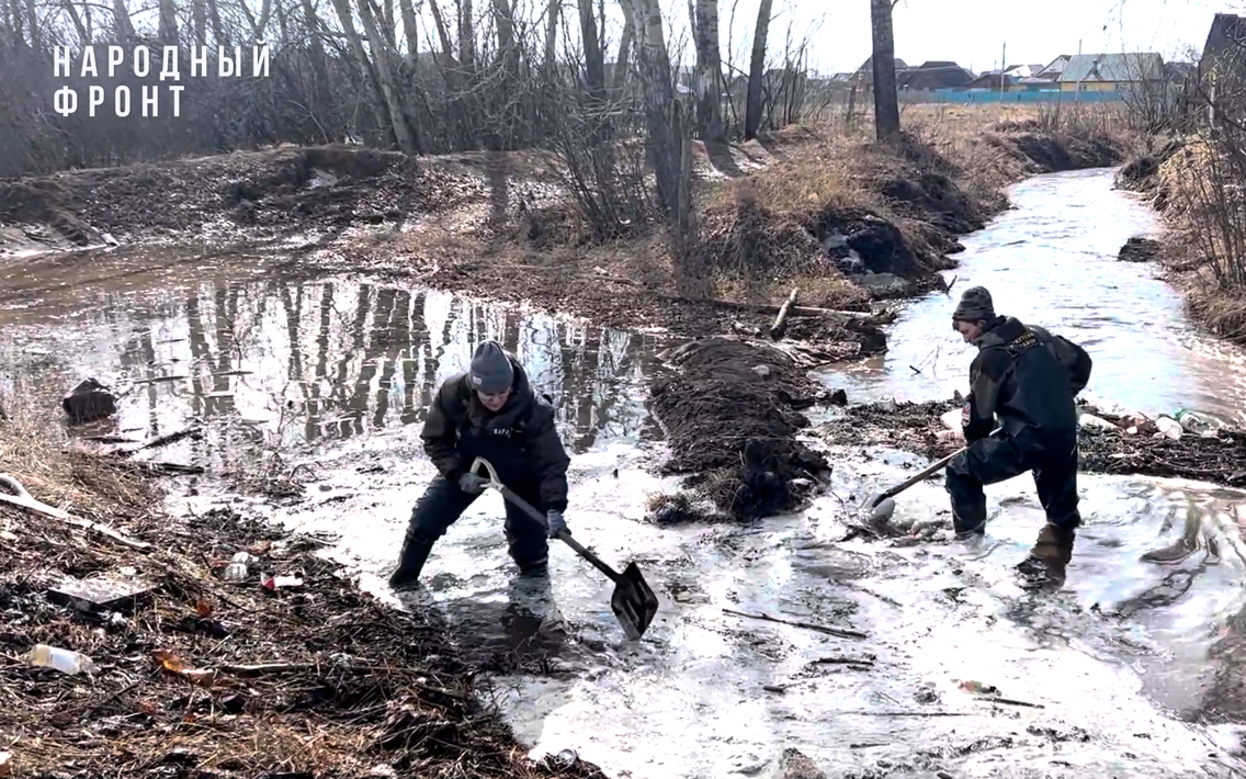 Команда Молодёжки Народного фронта помогает жителям Хомутово справиться с паводком