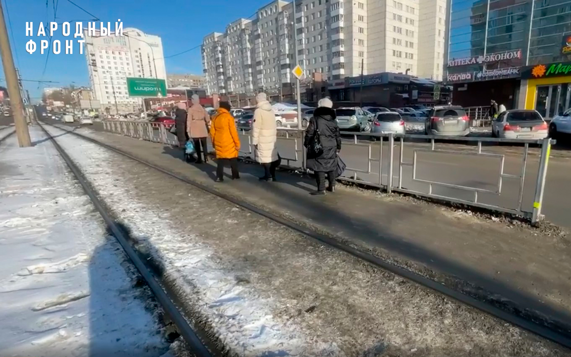 После вмешательства "Молодёжки" Народного фронта коммунальщики Барнаула начали приводить в порядок остановки общественного транспорта 